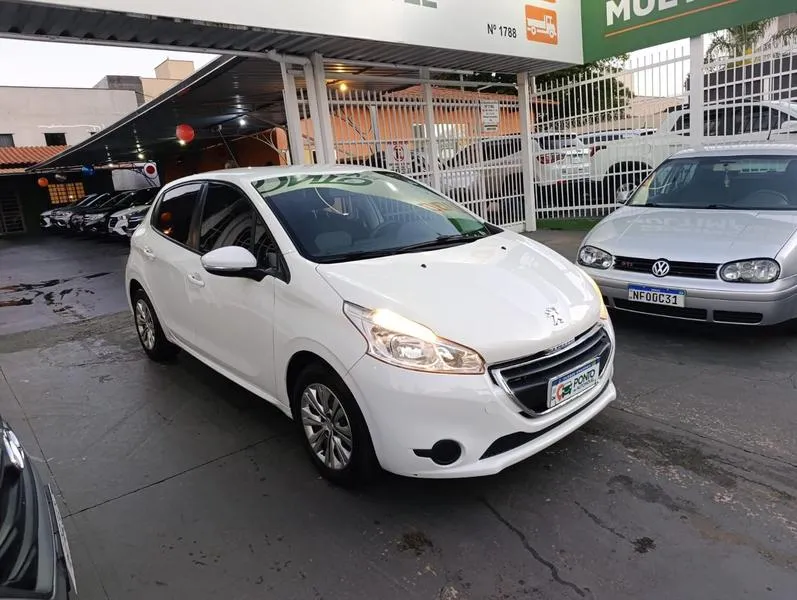 PEUGEOT 208