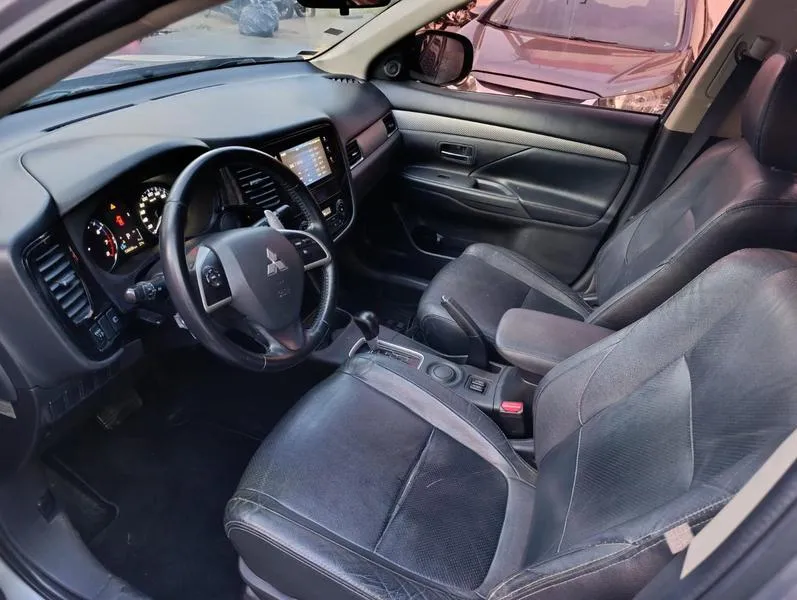 MITSUBISHI OUTLANDER